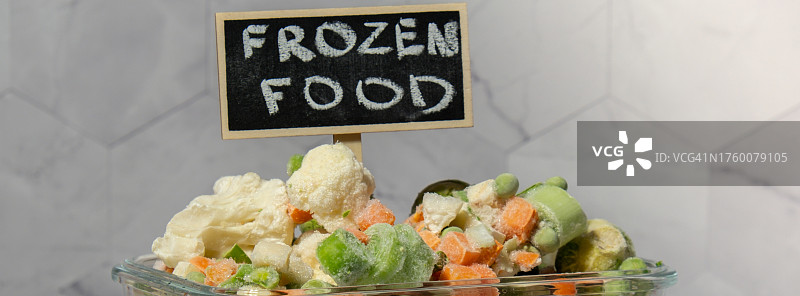 餐桌上盘子里食物的特写图片素材