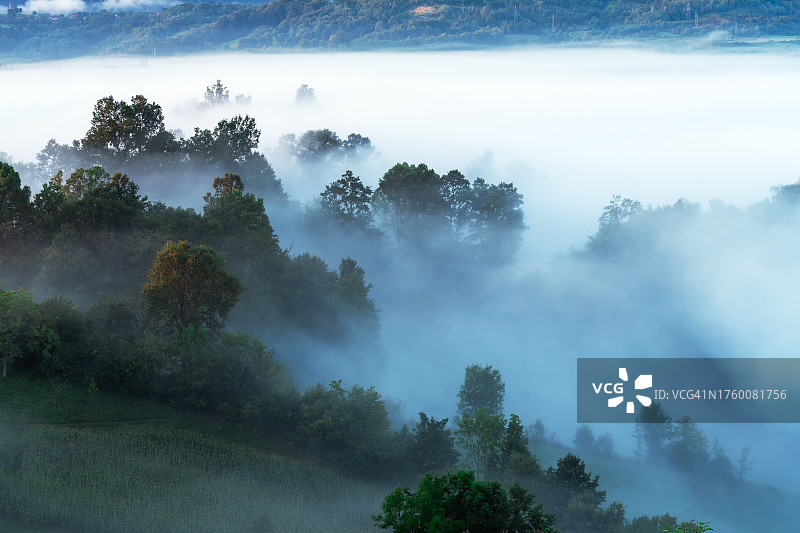 雾气蒙蒙的山脉图片素材