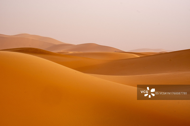 晴空映衬下的沙漠美景图片素材