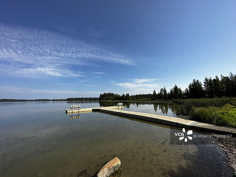 加拿大艾伯塔省清水县的河流景色图片素材