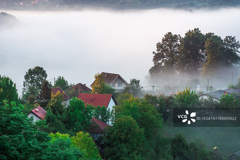日出时乡村薄雾的航拍图片素材