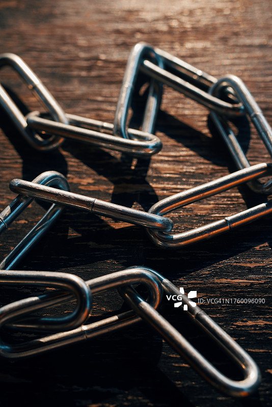 桌子上的回形针特写图片素材