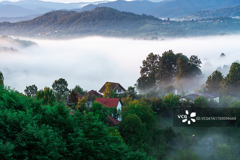 日出时乡村薄雾的航拍图片素材