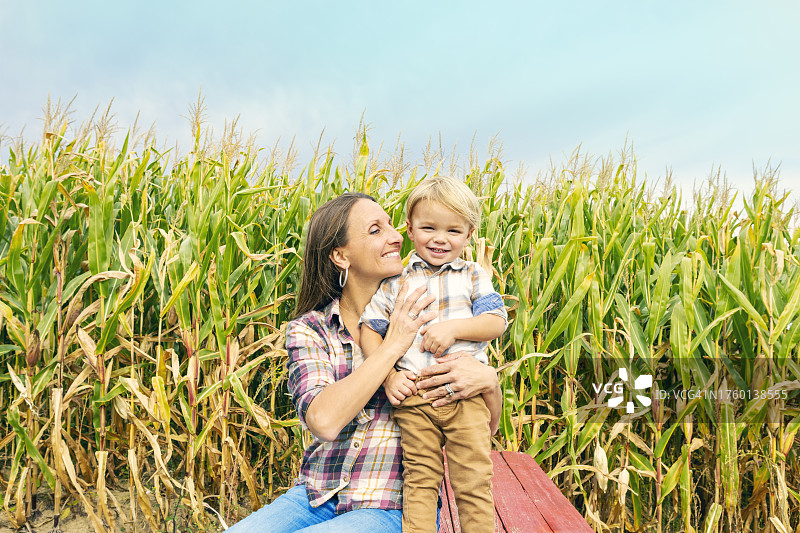 妈妈和幼儿儿子在户外快乐玩耍图片素材