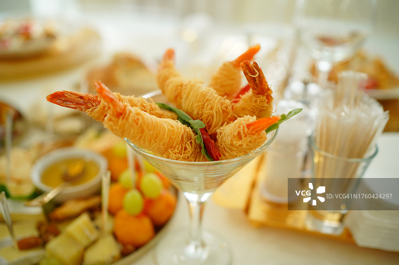 餐厅里明亮的房间，餐桌布置精美图片素材