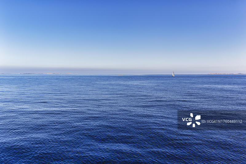 海峡，博尼法乔海峡，地平线上的帆船，蓝天，地中海，博尼法乔，科西嘉岛，法国图片素材