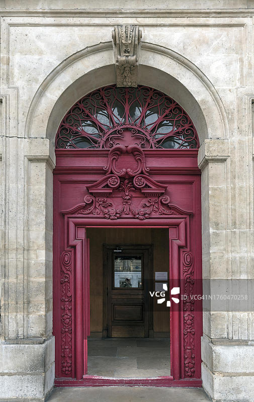 圣保罗圣路易斯教堂的侧门,建于1627年至1641年,位于法国巴黎圣安托万路图片素材