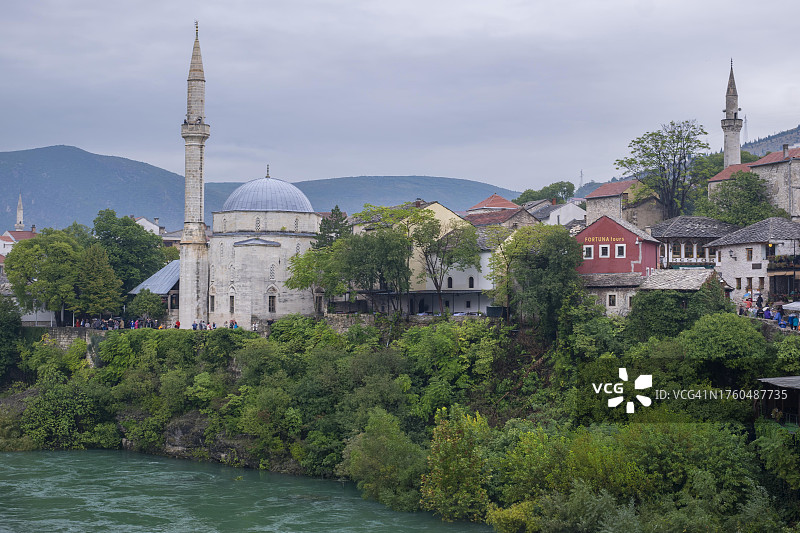 波黑莫斯塔尔，卡拉乔兹贝清真寺和内雷特瓦河畔的老城区雨景图片素材