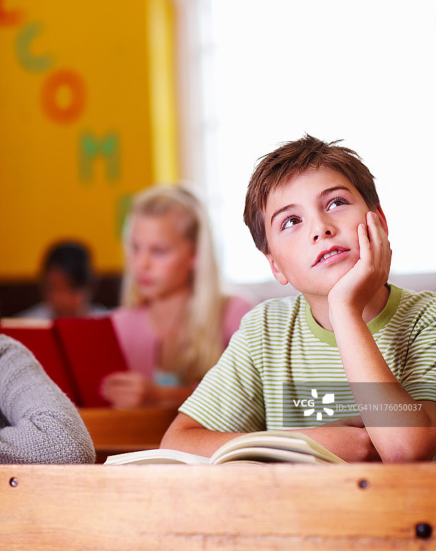在教室里思考的男学生图片素材
