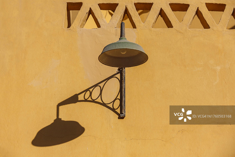 埃及艾尔古纳房屋墙壁上的灯光阴影图片素材