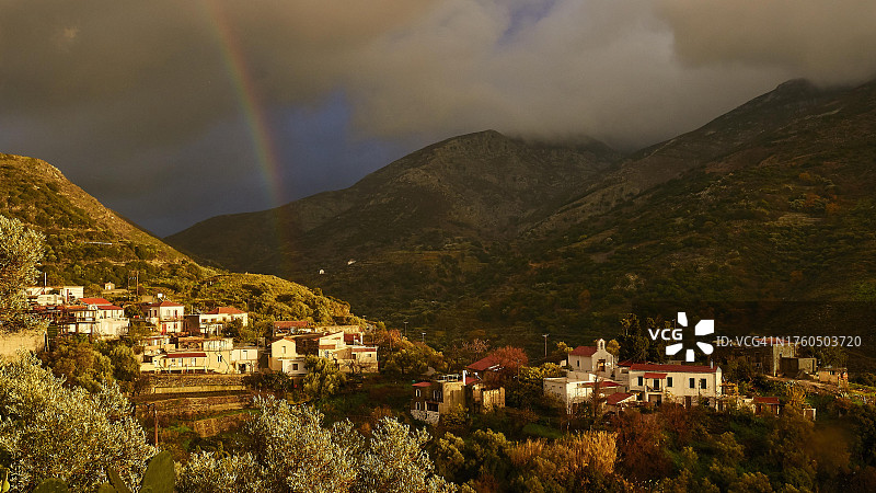 克里特岛哈尼亚省凯法利村的傍晚雷雨彩虹图片素材