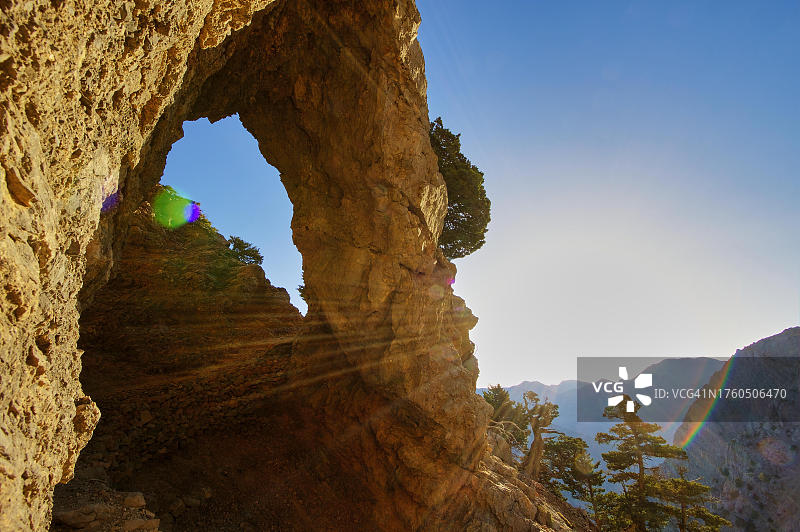 岩石拱门，逆光，光谱色，晨光，奥马洛斯，萨马利亚峡谷，通往金吉洛斯之路，金吉洛斯，哈尼亚省，克里特岛，希腊图片素材