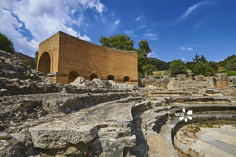 罗马圆形剧场，排排座位，砖砌建筑，超广角，蓝天，白云，考古遗址，戈尔廷，克里特岛南部，雷西姆农省，希腊图片素材