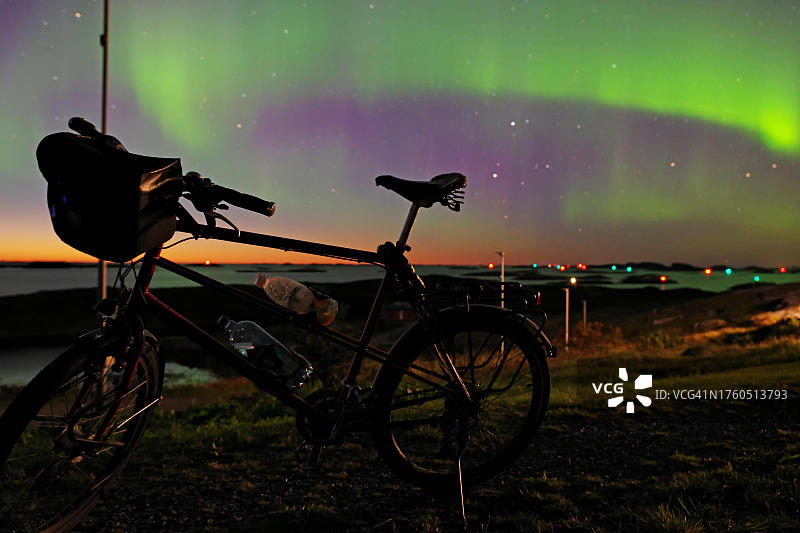 北极圈特伦纳岛极光下的自行车图片素材