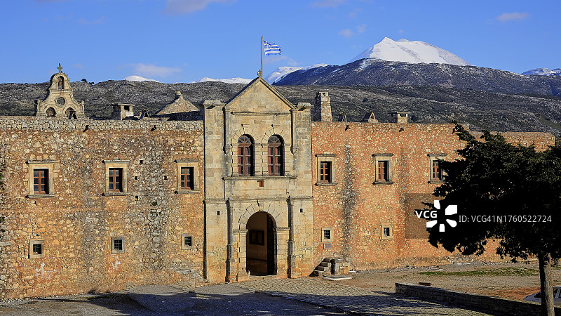 主入口、国旗、前院、树木、伊达山、Psiloritis山、雪山、阿卡迪、东正教修道院、国家纪念碑，希腊克里特岛雷西姆农省图片素材