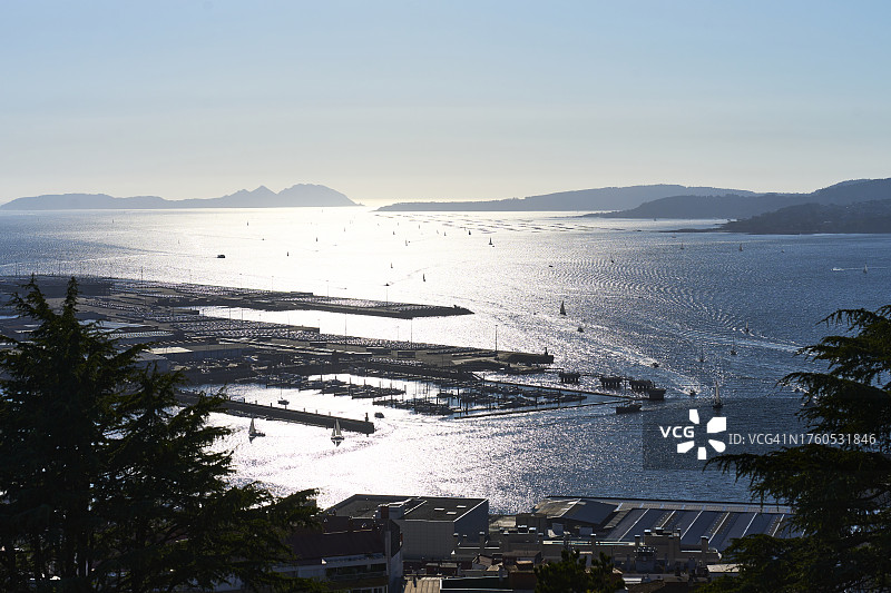 维戈海湾的正面高角度景观，远处是天鹅岛和天空图片素材