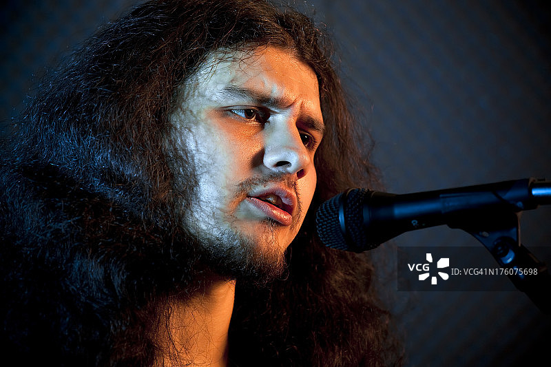 手持麦克风的歌手图片素材