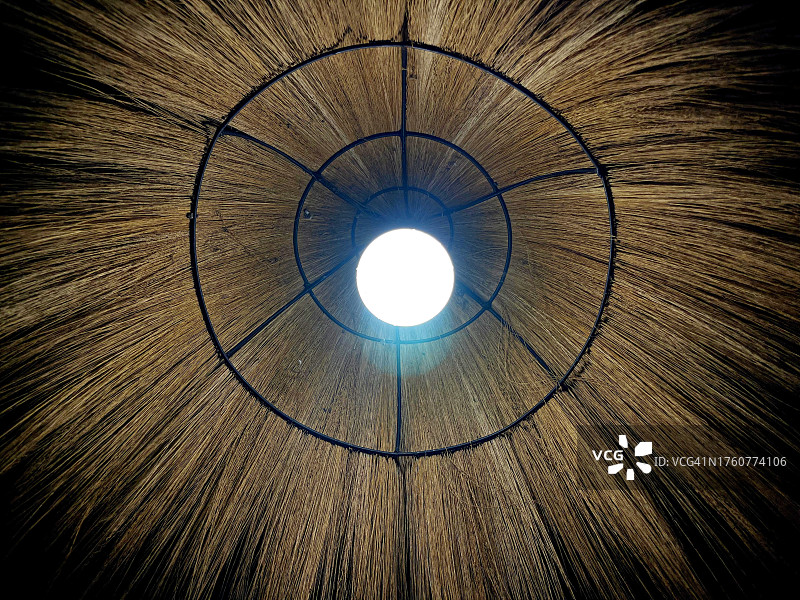 深色背景下的装饰灯特写图片素材