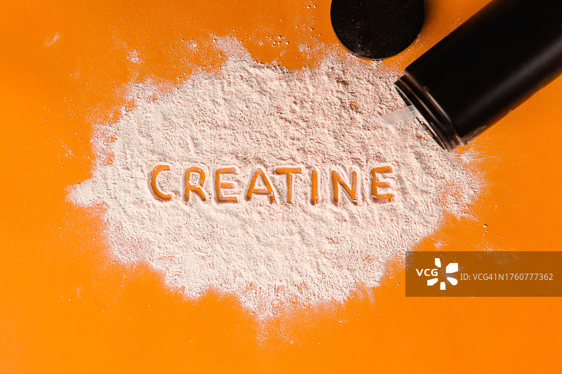 橙色背景上的肌酸粉图片素材