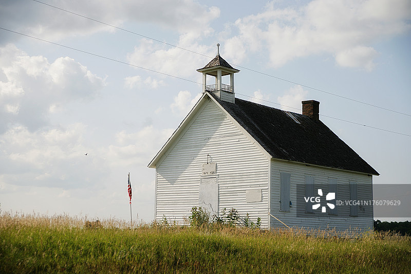 明尼苏达州乡村带美国国旗的单间校舍图片素材