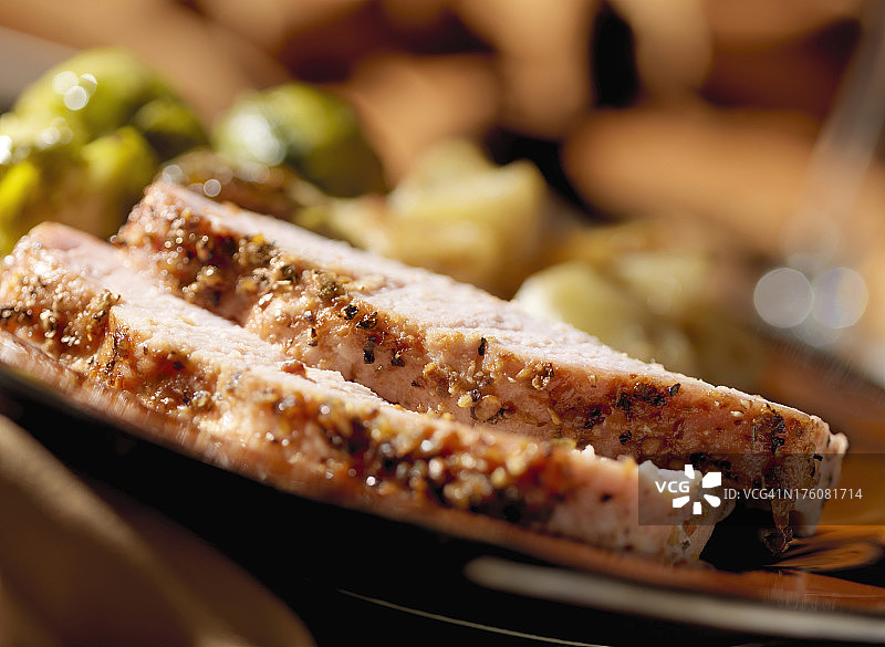 切片烤猪里脊肉配烤土豆图片素材