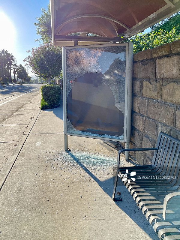 加利福尼亚阳光下的破损广告牌图片素材