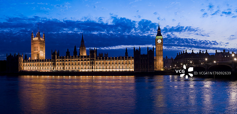 光照下的威斯敏斯特宫和大本钟，深蓝色天空图片素材