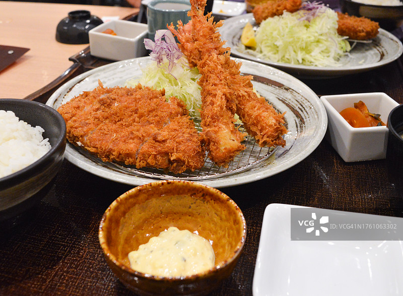 日式炸猪排和炸虾图片素材