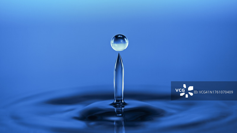 雨滴落在水面上图片素材