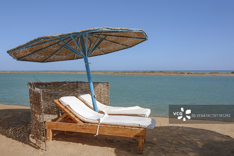 红海埃及的遮阳伞和日光躺椅图片素材