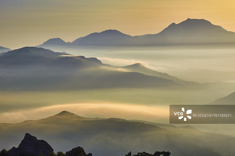 黎明时分，山脉间的雾气，帕奇亚阿莫斯和伊erapetra之间，拉西锡省，克里特岛，希腊图片素材
