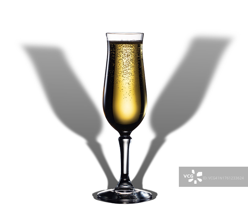 白色背景香槟酒杯特写，带长长的阴影图片素材