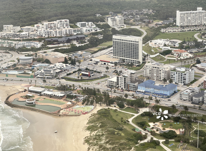 从空中俯瞰吉贝哈的公寓楼和海滨图片素材
