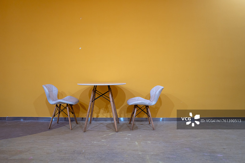 黄色墙面休闲桌椅图片素材