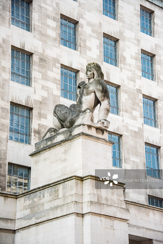 伦敦国防部主楼入口处的雕像图片素材