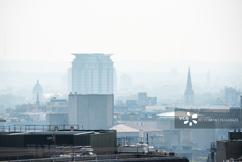 雾霾中的伦敦天际线图片素材