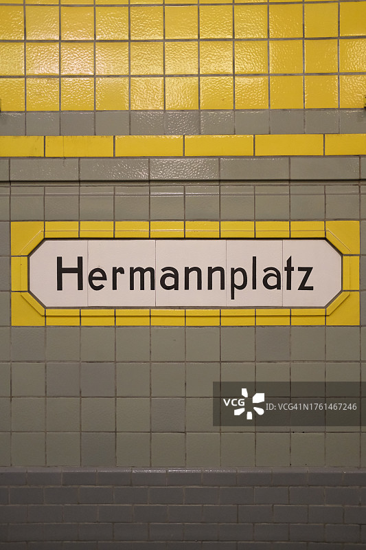 德国柏林“赫尔曼广场”地铁站的标志图片素材