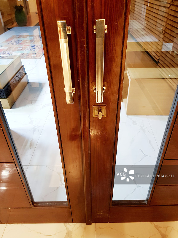 建筑物或办公室入口的金色门把手图片素材