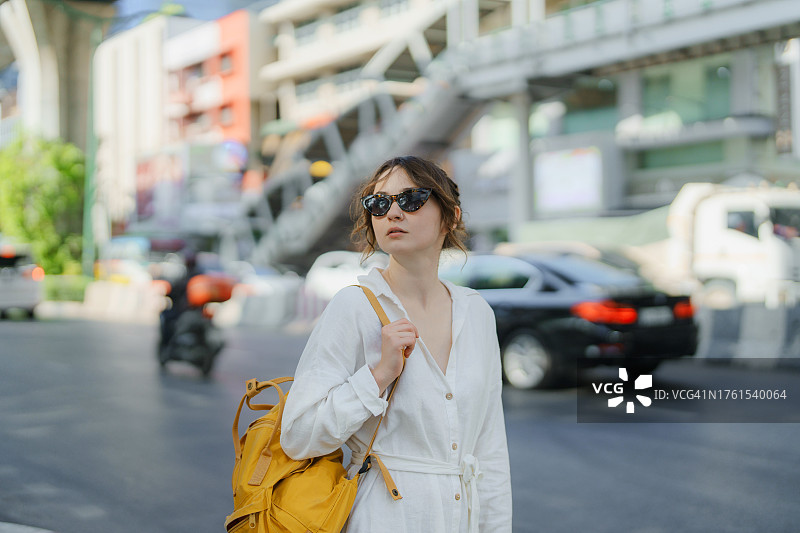 女人探索充满活力的曼谷城市图片素材
