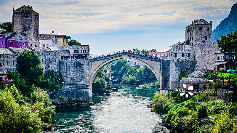 内雷特瓦河上的老桥与塔拉塔楼，波斯尼亚和黑塞哥维那莫斯塔尔图片素材