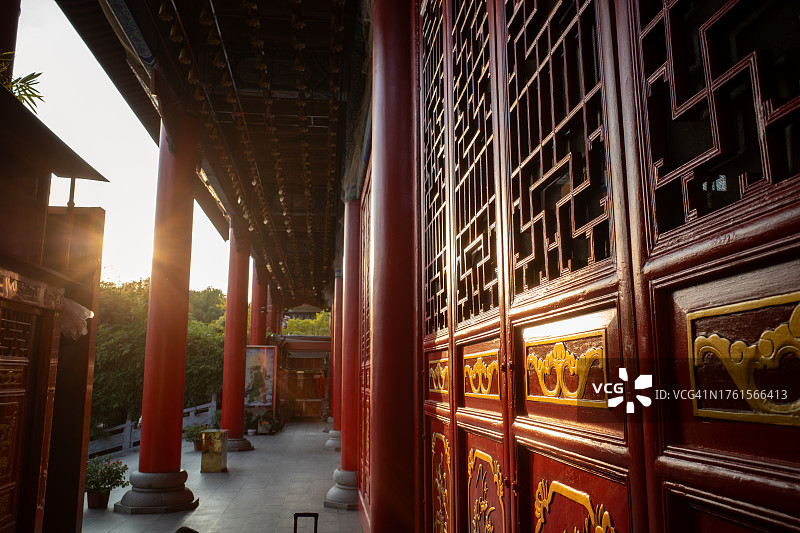 夕阳下的开福寺古老门廊图片素材