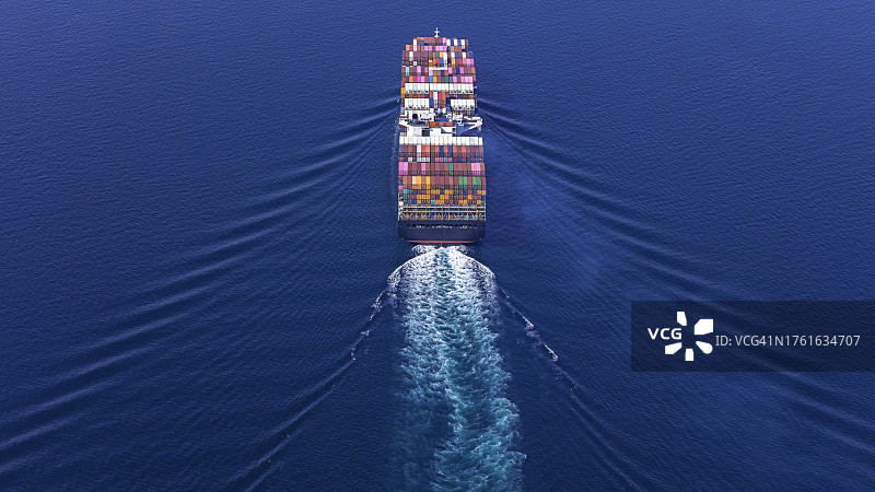 蓝色海洋上带有货运集装箱的货船航拍景观图片素材