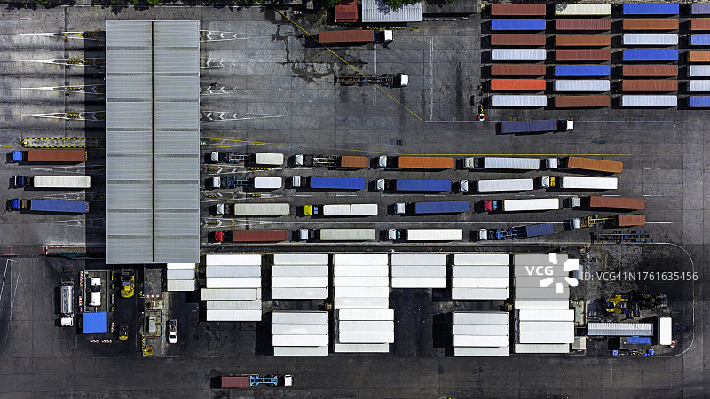 航拍：卡车运输集装箱离开港口图片素材