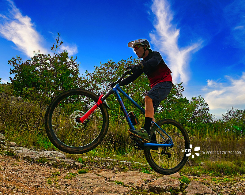 山地自行车跟拍图片素材
