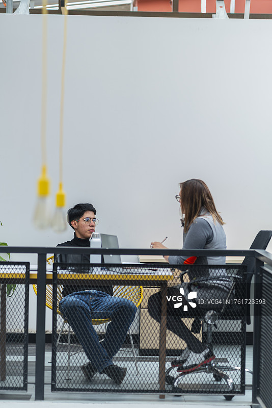 专业心理医生在办公室接待来访的病人图片素材