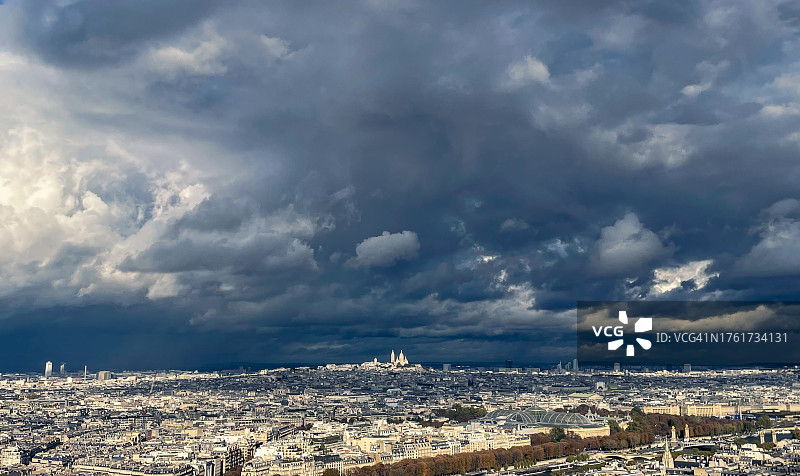 暴风雨天空下的巴黎图片素材