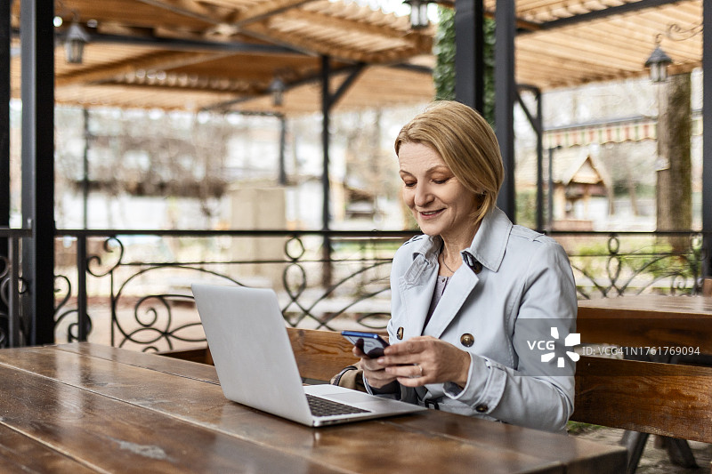 超越常规的年长女性办公室图片素材