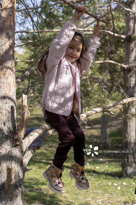 树林中的女孩图片素材