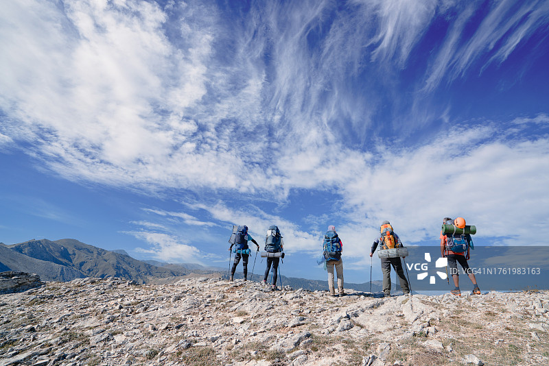 登山队欣赏壮丽的山峰景色图片素材