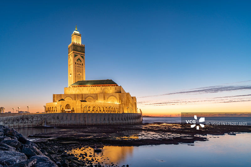 卡萨布兰卡，摩洛哥，黄昏码头公园和哈桑二世清真寺图片素材